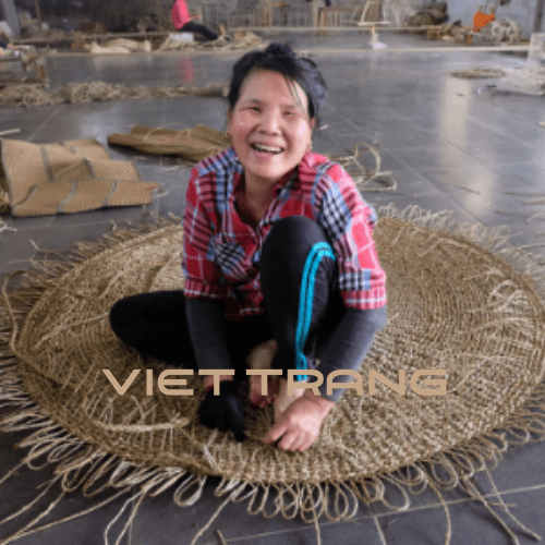 Artisan wịth wicker wall decor