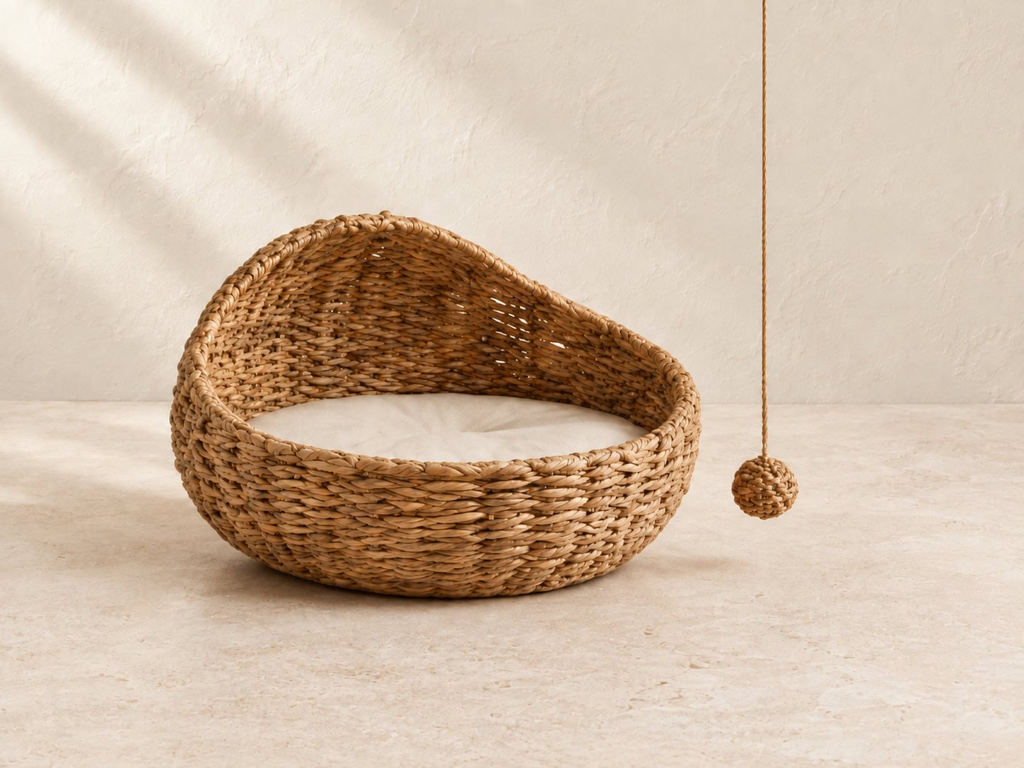 Round Water Hyacinth Cat Basket with Toy Ball